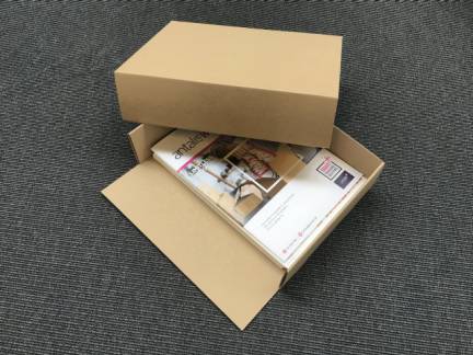 Arkivæske, udvendig dim: 315 x 235 x 80 mm, indre dim: 315 x 235 x 80 mm 1-lags,E-flute, 2.000 mm, FEFCO 0200 Testliner, brun, bundt a 50 stk palle a 2200 stk, palle a 2200 stk FSC Mix 70%