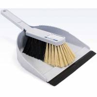 Fejebakkes&aelig;t med kost og fejebakke i gr&aring;