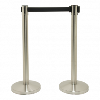 Securit® BUDGET RETRACTABLE afspærringssæt, 2 stolper med fod/base og 2 m sort udtræk, krom